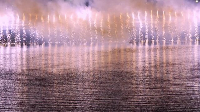 水上の花火(ナイアガラ花火)【みなもに美しい】爽やかななイメージ映像にも最適です
＜少し拡大の映像＞