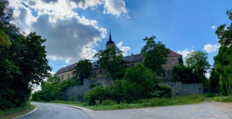 Eine Radtour rund um den Süssen See im Mansfelder Land mit Blick auf das Schloss Seeburg, die fleckenkirche St Nikolai, den Halden und den Bindersee Rollsdorf