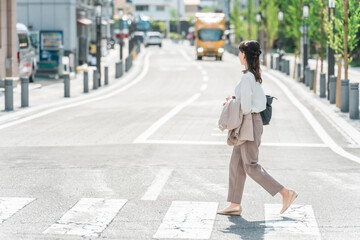 横断歩道を渡るビジネスウーマン・ワーキングママ
