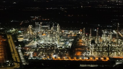 Obraz premium High angle view of industrial plant with pipes and tanks for mixing chemicals and gases at night.
