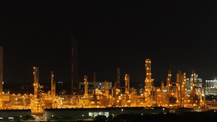 Naklejka premium High angle view of industrial plant with pipes and tanks for mixing chemicals and gases at night.