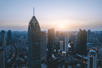Naklejka premium Captivating Urban Sunset Over a Skyline, Showcasing Architectural Marvels