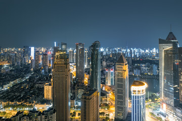 Obraz premium Stunning Night Cityscape: A Vibrant Urban Skyline Illuminated