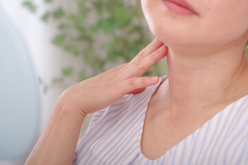 首周りの廊下を気にしている女性