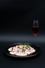 Chile en Nogada con copa de vino espumoso