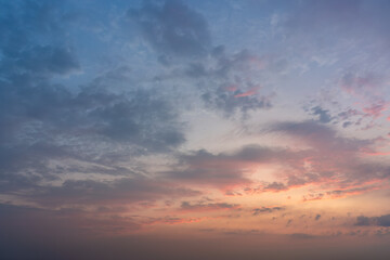 Fototapeta premium Serene Sunset Skies: A Beautiful Transition from Day to Night