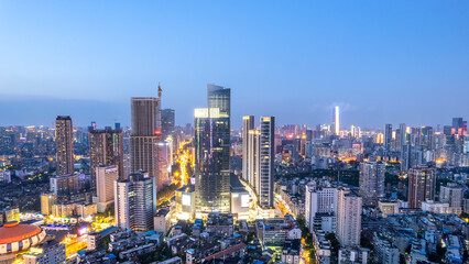 Naklejka premium Stunning Aerial View of a Vibrant Cityscape at Twilight