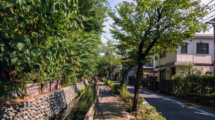 小川が流れる住宅街