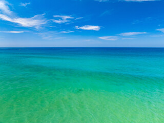 Fototapeta premium Beautiful sea beach and waves texture in sunny summer day background