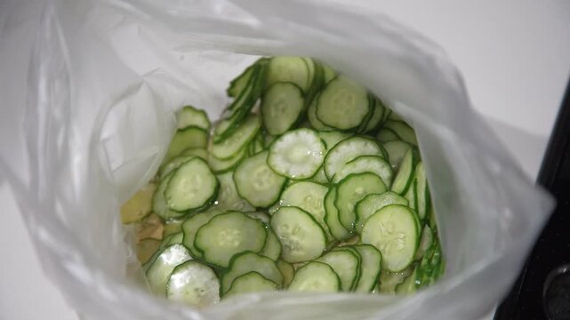 きゅうりの浅漬けを作る様子