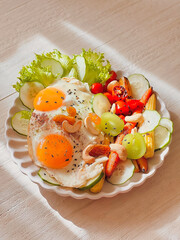 Healthy sunny side up eggs and vegetables. Delicious food. Cooking recipes. Healthy recipe. Healthy meal. Bruch menu. Diet food. Healthy recipes. Easy home cooking. Breakfast dish. Diet food dish. 