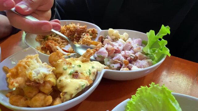 Video 4k de comida peruana, delicioso ceviche, arroz con mariscos y chicharon de calamar