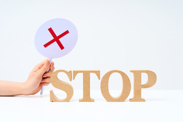 「STOP」と並べられたアルファベットの木製ブロック