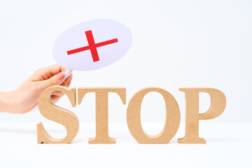 「STOP」と並べられたアルファベットの木製ブロック