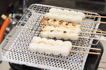 焼き始めの団子