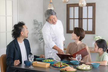 家族でのレストラン　家族に説明するシェフ