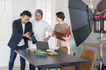 料理の写真を撮影するカメラマンと料理人とディレクター