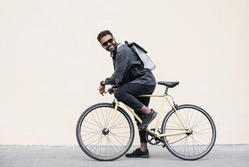 Obraz premium Young handsome man with bike over white wall background in a city, Smiling student man with bicycle outdoor, Modern healthy lifestyle, travel, casual business concept