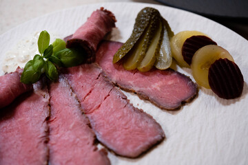 Roastbeef mit Bratkartoffeln, Salat und Remouladensoße