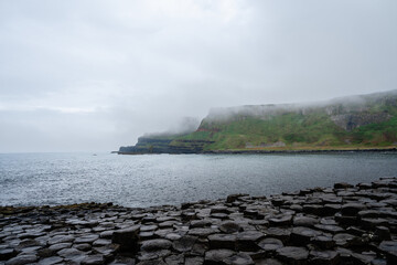 Die gleichmäßig geformten Basaltsäulen am Giant’s Causeway und ihre Küste UNESCO-Welterbe in...
