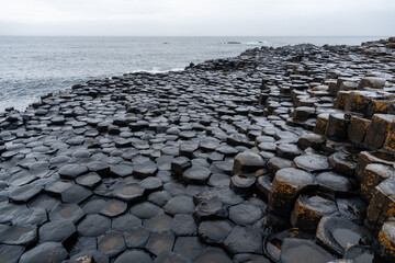 Die gleichmäßig geformten Basaltsäulen am Giant’s Causeway und ihre Küste UNESCO-Welterbe in...