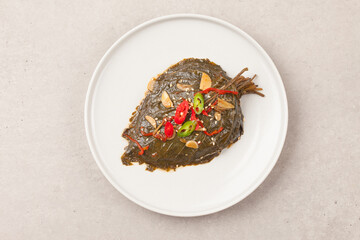    A side dish made by seasoning and simmering perilla leaves with soy sauce.