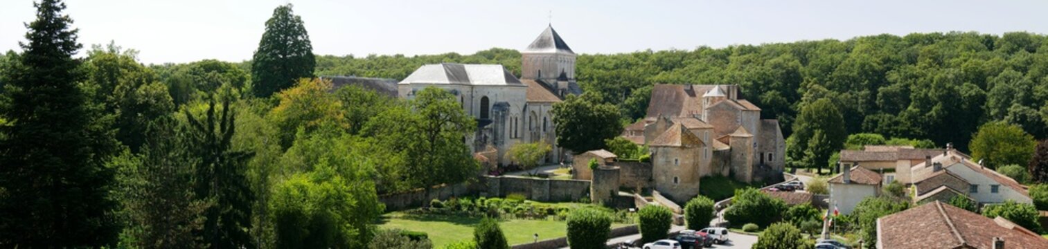 Abbaye fortifi&eacute;e Saint-Junien de Nouaill&eacute;-Maupertuis du IXe si&egrave;cle dans la vall&eacute;e du Miosson. Ordre b&eacute;n&eacute;dictin. Panoramique. Vienne France Europe