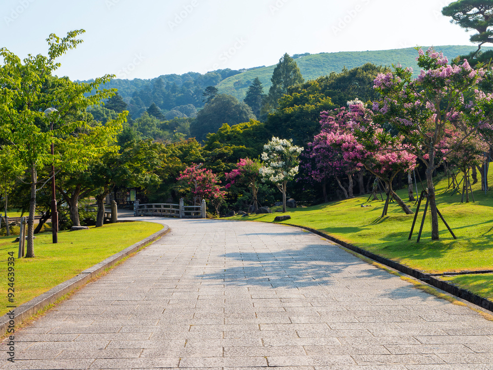 Poster 奈良公園に咲く百日紅の花と吉城川の橋