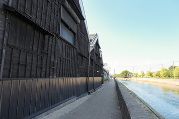 Obraz premium 歴史を感じる黒壁の木造建築物