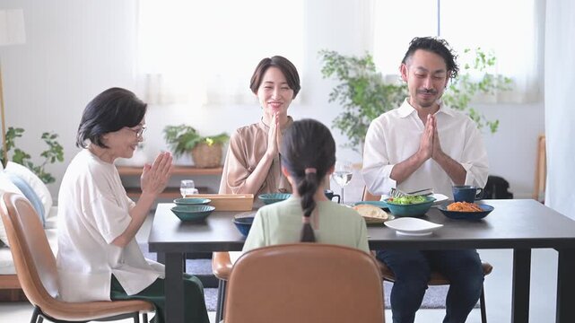 いただきますをする3世代家族の動画　食卓風景