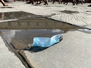 mascherina gettata a terra come rifiuto