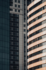 Obraz premium many windows and walls facade of a modern skyscraper without people