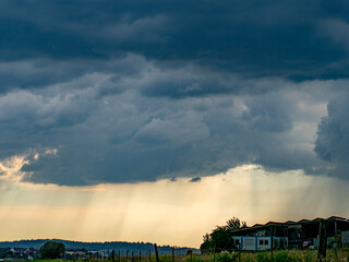 Regen und Gewitterwolken ziehen &uuml;ber das Land