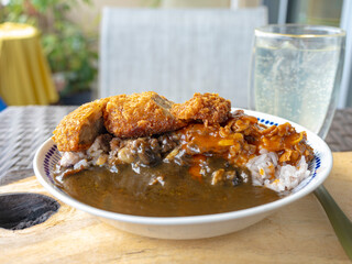 お昼ご飯の大盛りカツカレー