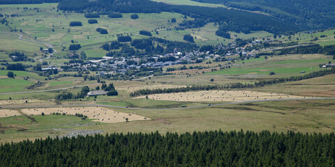 Fototapeta premium Le village des Estables vu du sommet du mont Mézenc