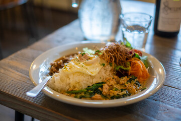 カフェの二色のインドカレー