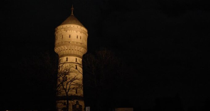 Wasserturm Lippstadt bei Nacht in gelben Licht