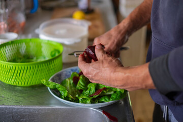ビーツの皮を剥く