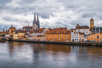 Obraz premium Panoramic view of Regensburg's old town on the Danube in Germany.