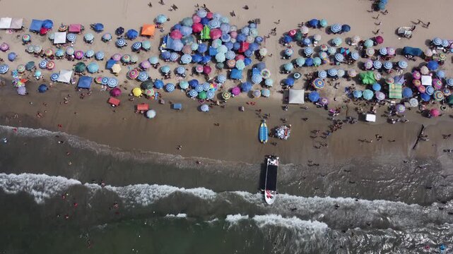 Vuelo de drone de playa 