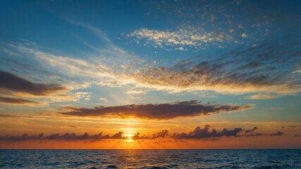 Obraz premium Vibrant sunrise over the ocean 
