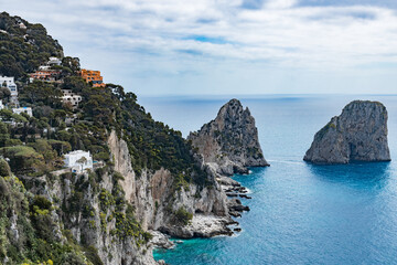 Fototapeta premium Beautiful landscape view of houses on top of a cliff and the sea of the island of Capri.