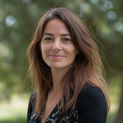 Naklejka premium Professionelles Porträt einer jungen Frau mit natürlichem Look. Perfekt für LinkedIn, Facebook oder andere soziale Medien