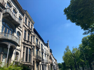 Prachtvolle Altbaufassaden einer begrünte Straße in Ixelles, Brüssel, Belgien