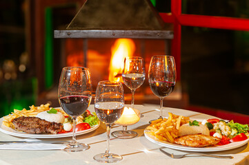 File mignon servido com arroz, batatas fritas e salada  e peixe com molho de alcaparras e...