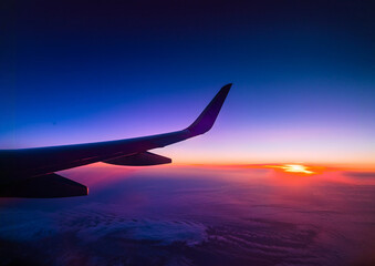 Fototapeta premium 飛行機の翼と夜明けの風景