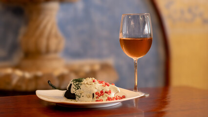 Chile en nogada con copa de vino