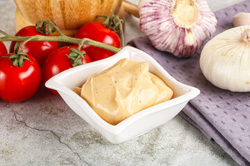 Yellow cream grill sauce for burger