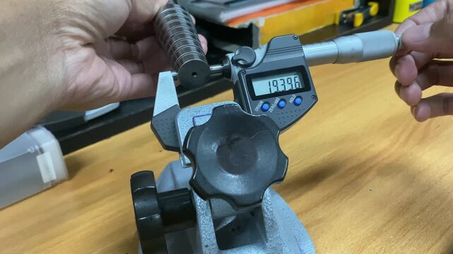 Checking workpieces using a digital micrometer