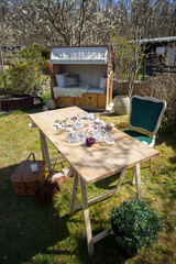 Tisch im Garten mit Baselzeug